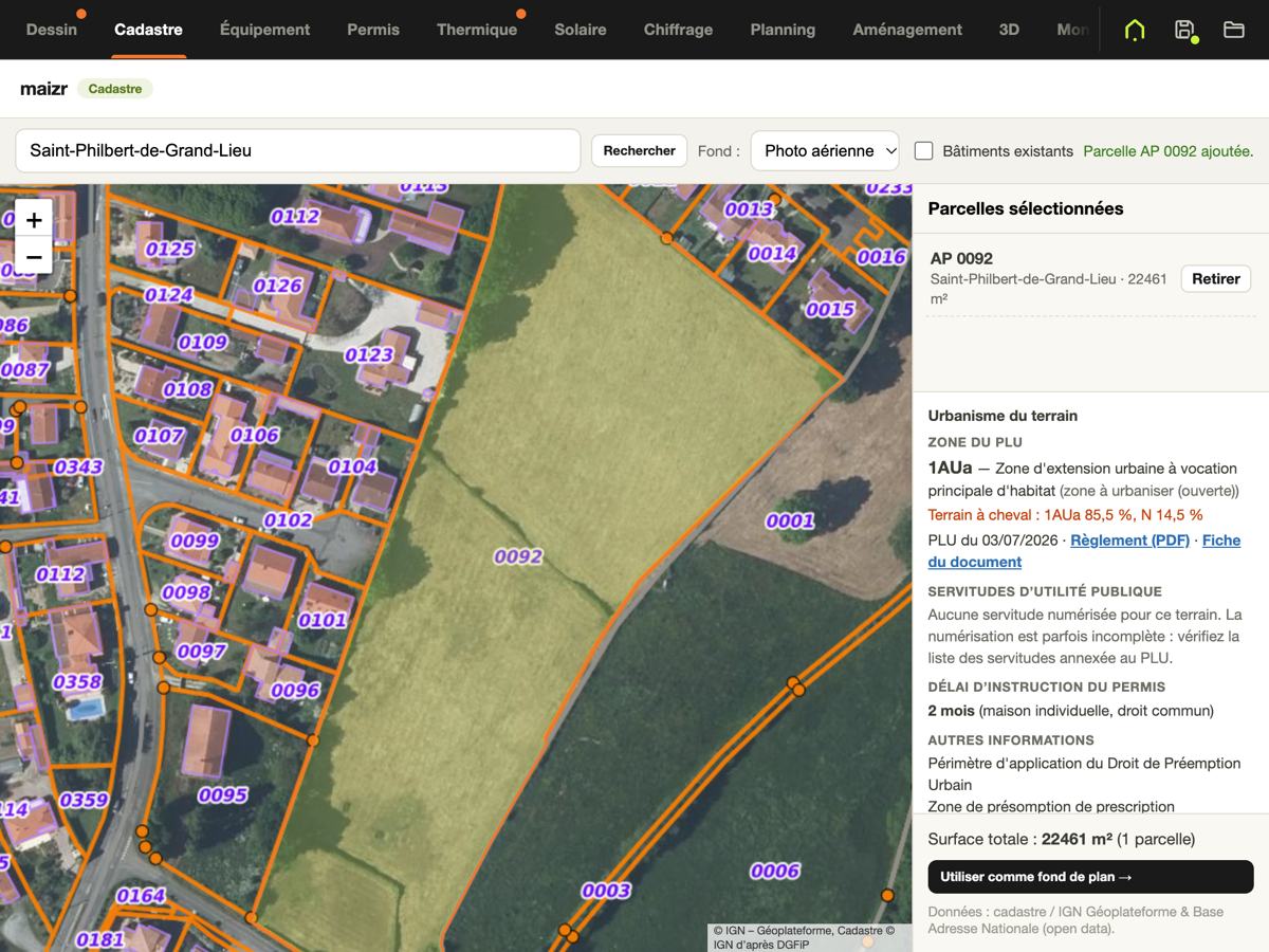 Onglet Cadastre de Maizr : parcelle sélectionnée sur photo aérienne, avec la zone du PLU, les servitudes et le délai d'instruction dans le panneau de droite